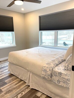 Desk, iron/ironing board, WiFi, bed sheets - NEW | Modern 3 BR/2 Bth | Walking Trails| Shopping (Bangor)