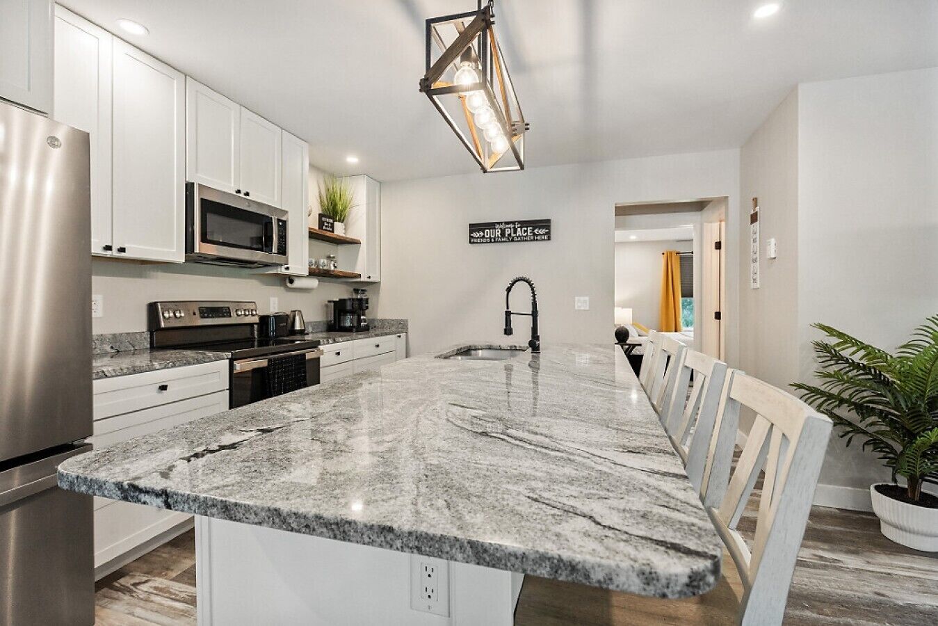 Wasserkocher mit Kaffee-/Teezubehör, Kühlschrank, Mikrowelle, Ofen
