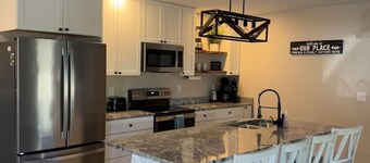 Cozy | 3 BR/2 Bath | Sleeps 8 | Quiet