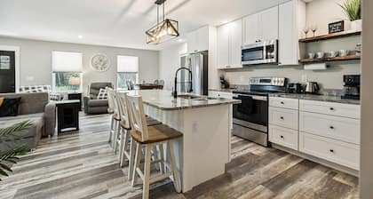 Cozy | 3 BR/2 Bath | Sleeps 8 | Quiet