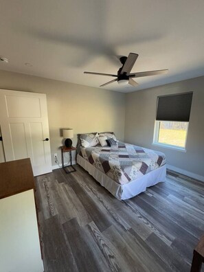 Desk, iron/ironing board, WiFi, bed sheets