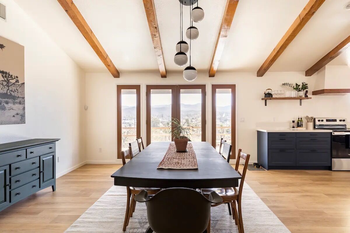 Moon Lodge, a Spacious Family Desert Escape Close to Shops