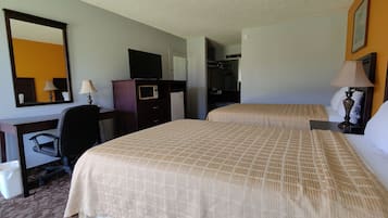 Habitación estándar, 2 camas matrimoniales, para no fumadores | Tabla de planchar con plancha, wifi gratis y ropa de cama