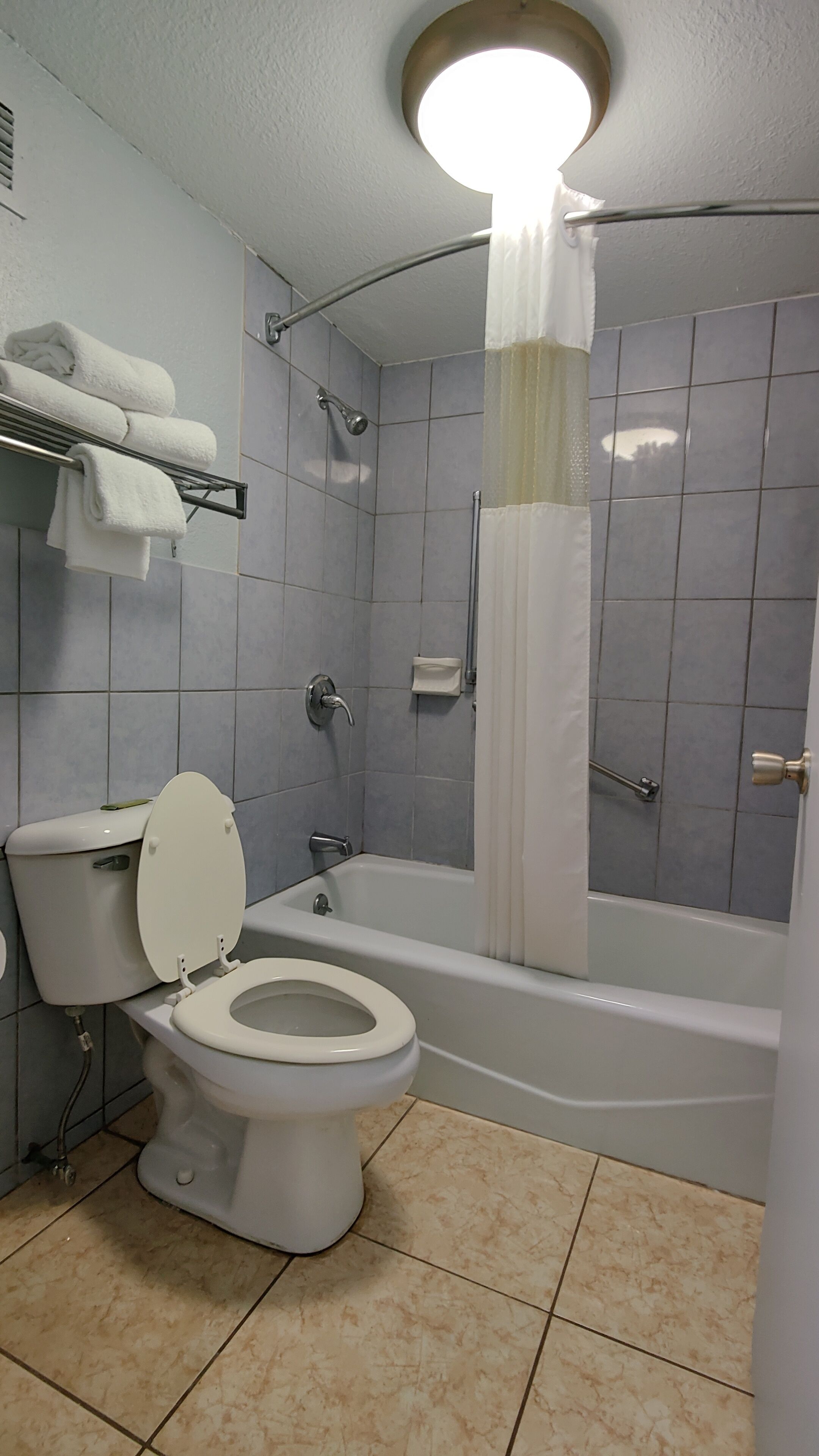 Un baño con inodoro, bañera y ducha.