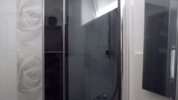 Suihku, hiustenkuivaaja, pyyhkeet, saippua