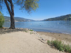 Sun loungers, beach towels - Beautiful 2 bed 2 bath with incredible lake view!! (Lake Country)