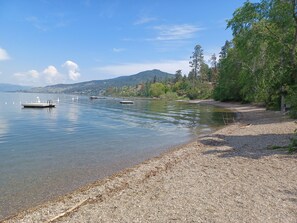 Sun-loungers, beach towels - Beautiful 2 bed 2 bath with incredible lake view!! (Lake Country)