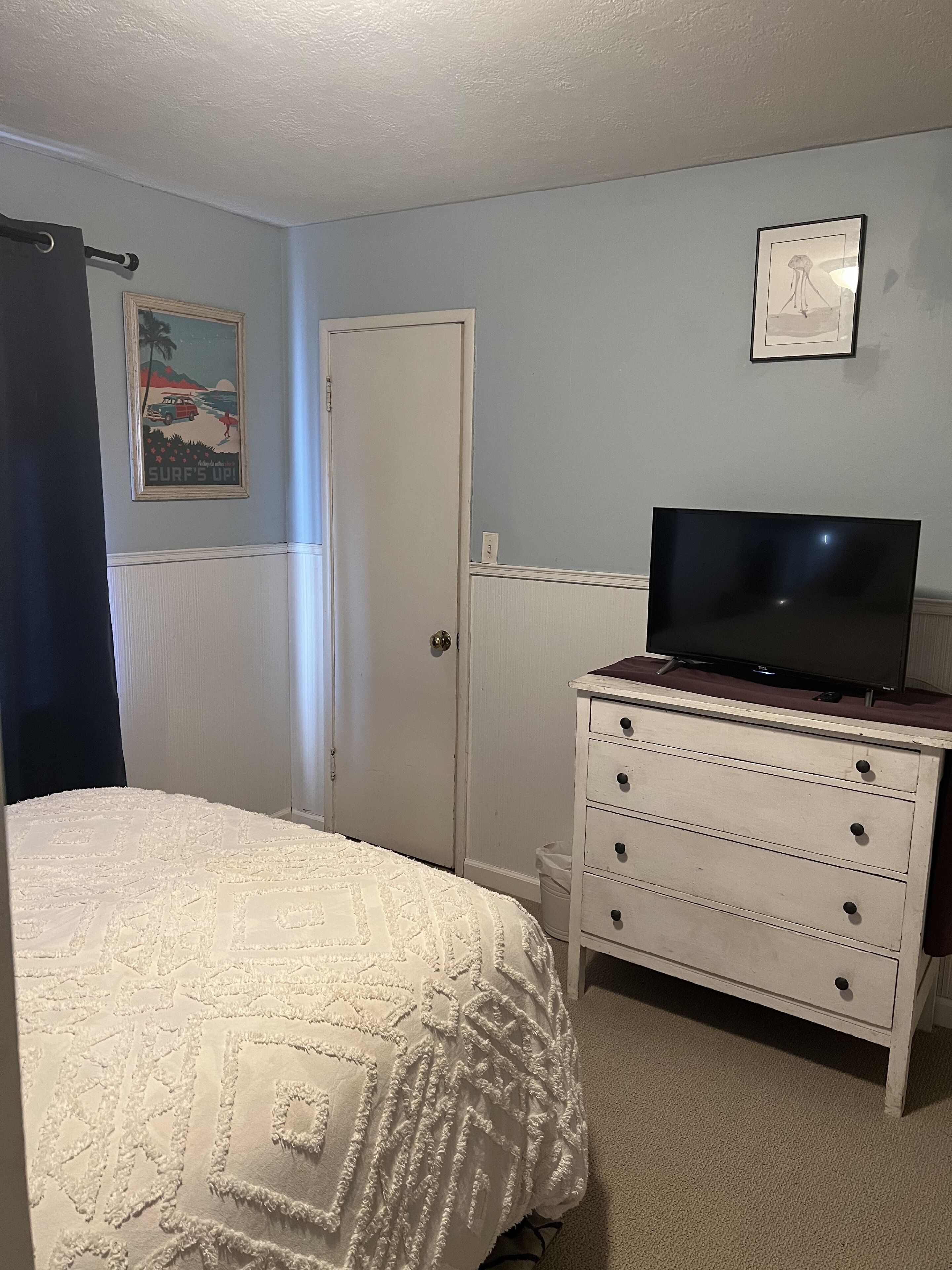 Spacious upper floor apt, sleeps 4, Wk to All! Buses