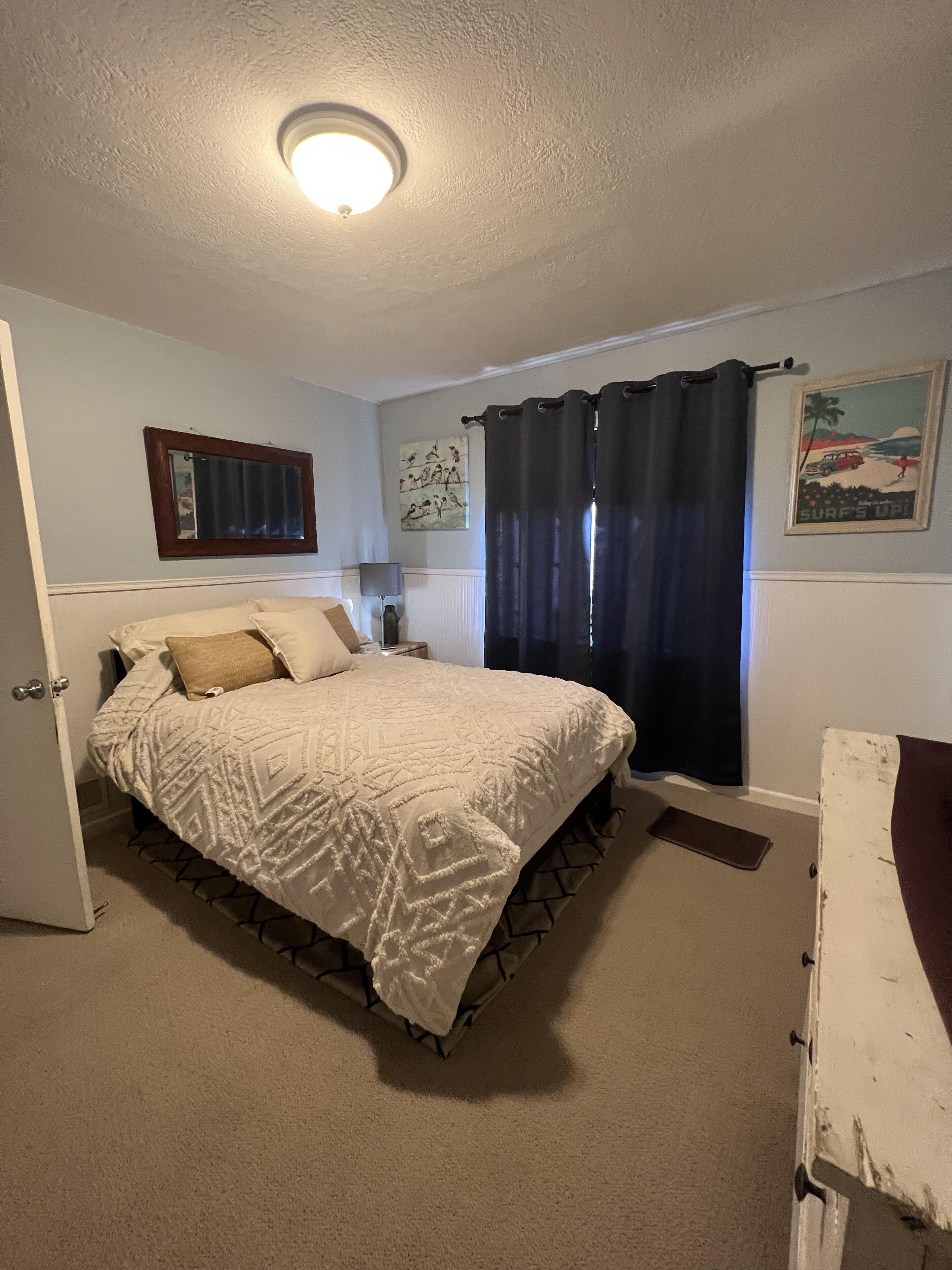 Spacious upper floor apt, sleeps 4, Wk to All! Buses