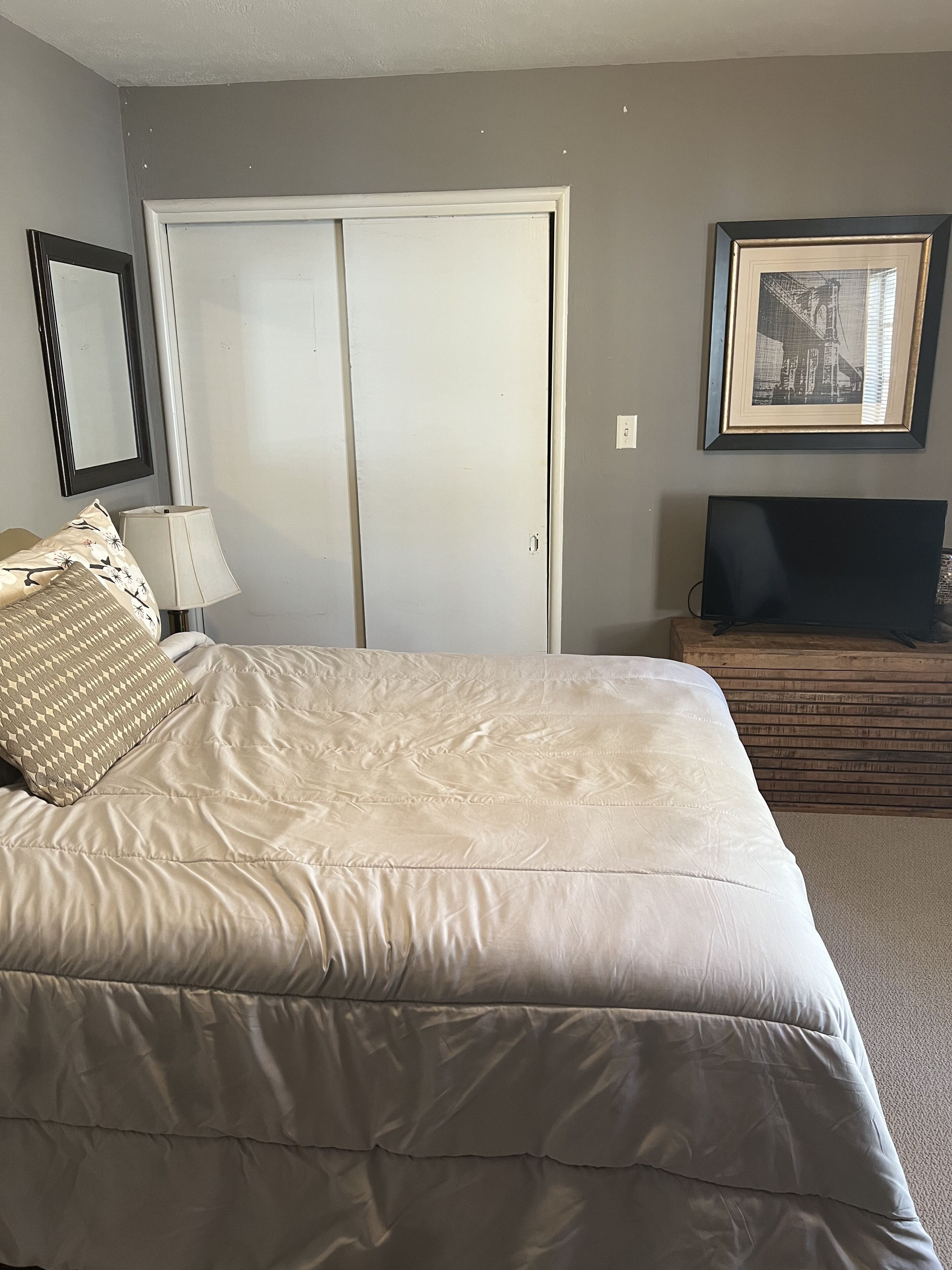 Spacious upper floor apt, sleeps 4, Wk to All! Buses