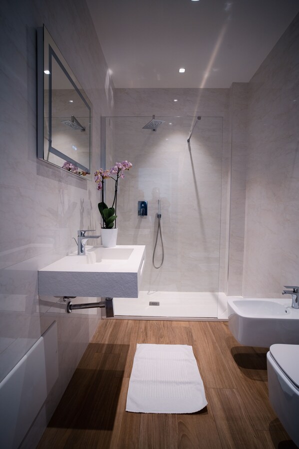 Shower, hair dryer, bidet, towels - In the port of Cagliari and 15 minutes from the beach! (Cagliari)