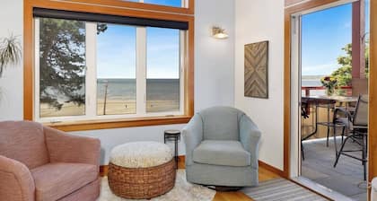 Upscale Waterfront Condo in Birch Bay