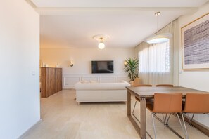 Departamento clásico, 1 habitación, balcón | Área de sala de estar | Smart TV de 65 pulgadas con canales digitales, televisión y Netflix