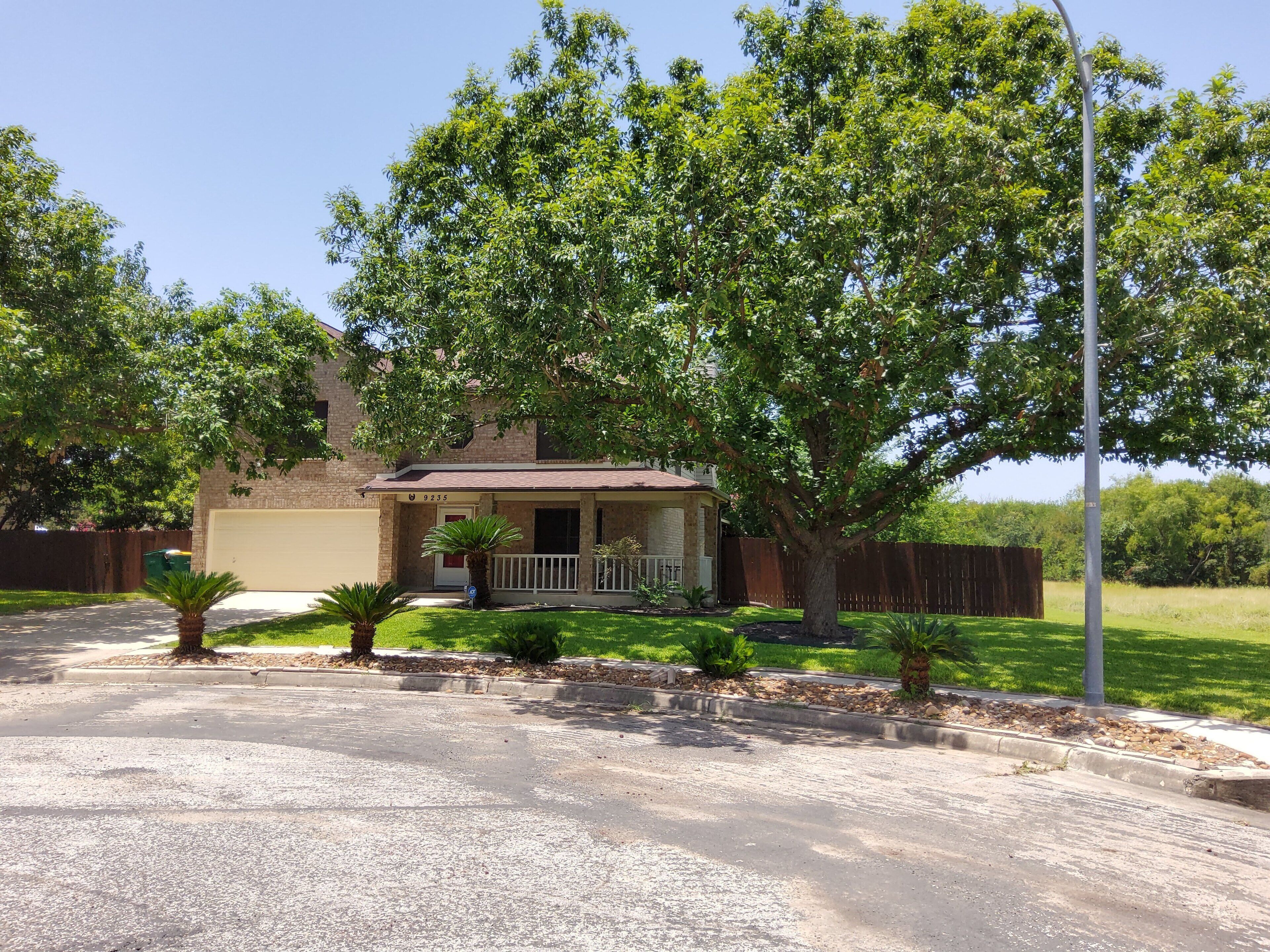Spacious and Welcoming Family Home - Sleeps 7 Near Randolph Air Force Base