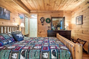 2 bedrooms, iron/ironing board, free WiFi, bed sheets - A Top Notch Lodge (Gatlinburg)