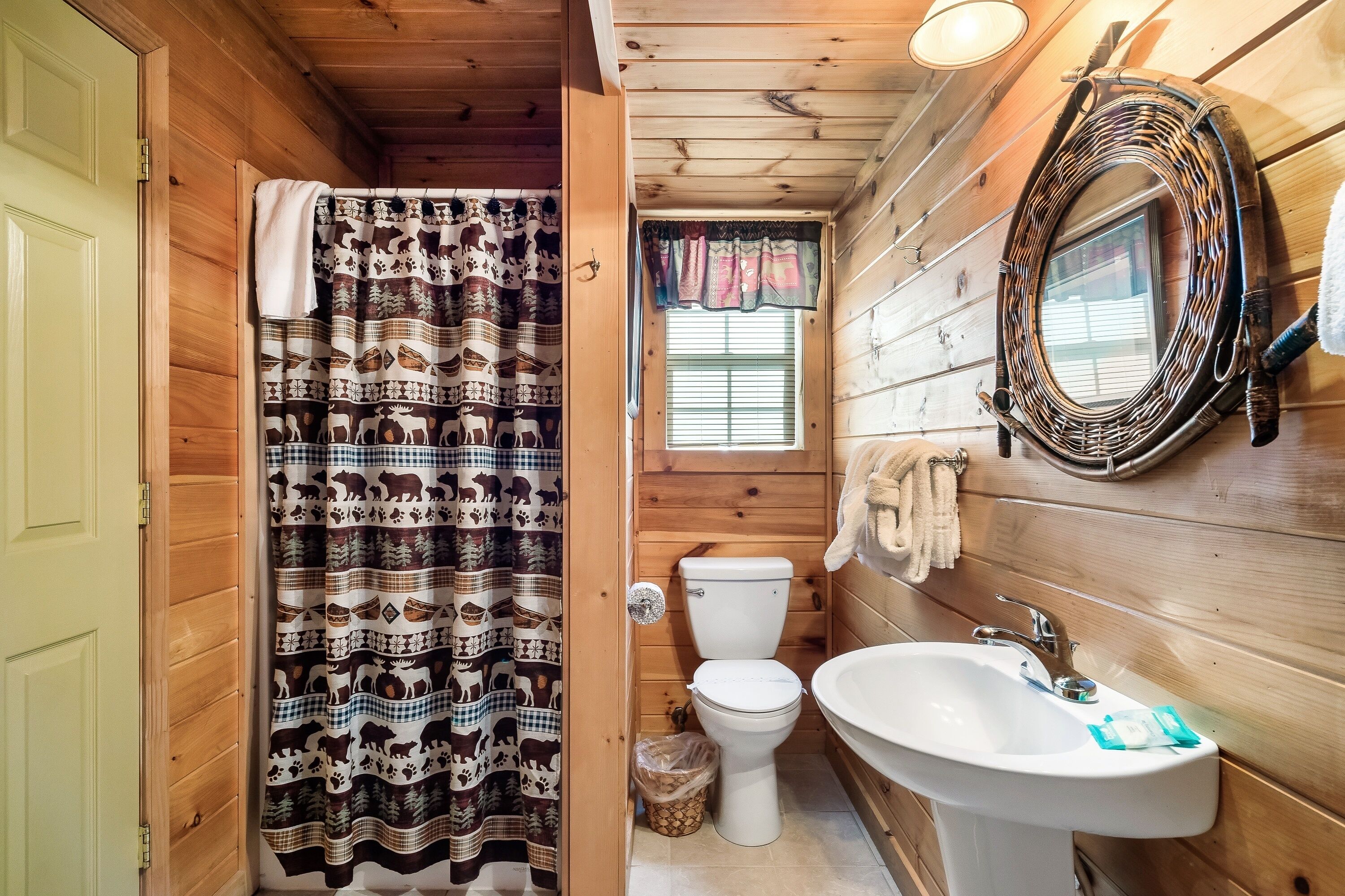 Baignoire à jets, sèche-cheveux, serviettes fournies