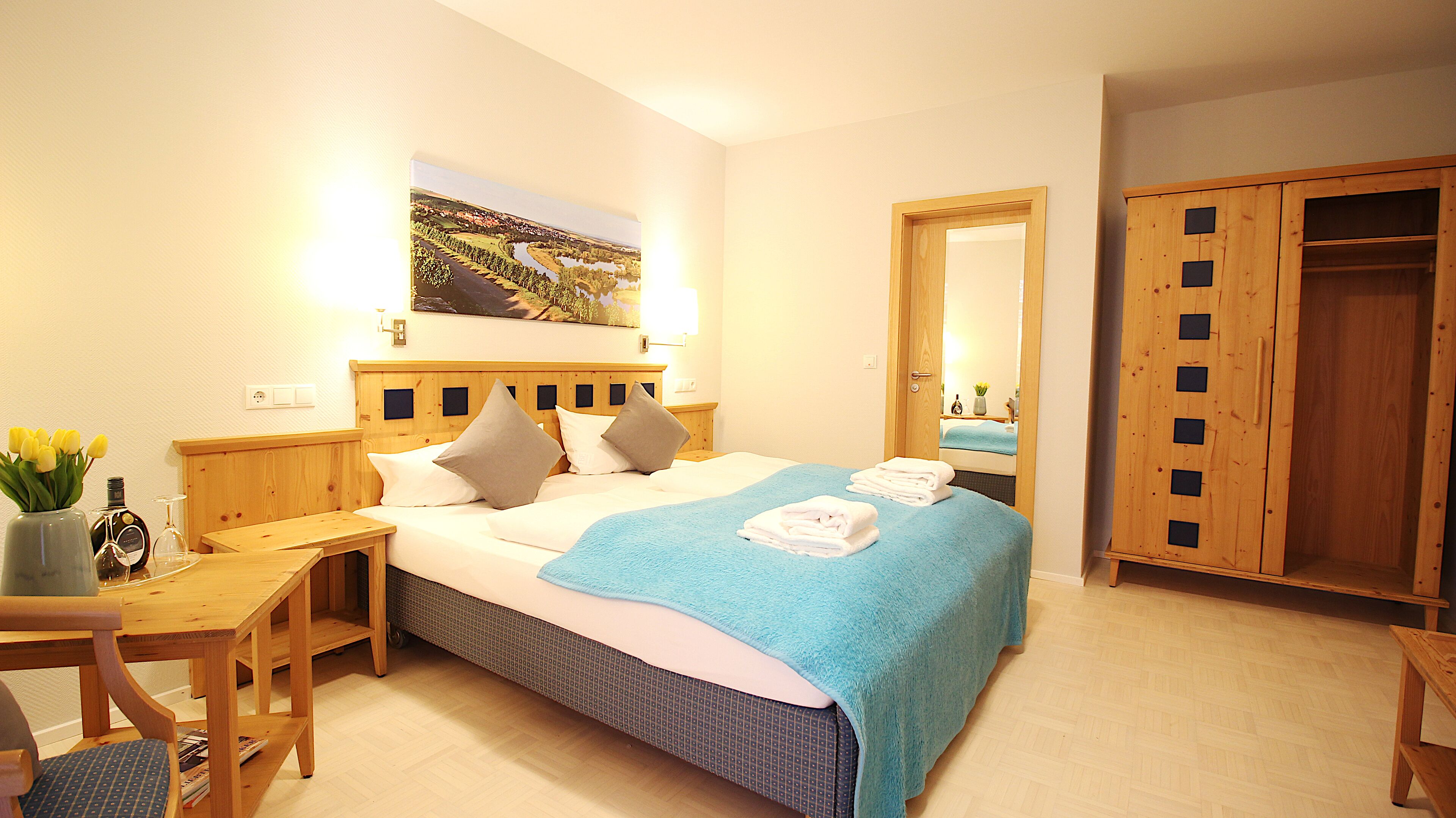 Habitación con 2 camas individuales, para no fumadores, balcón | Caja de seguridad en la habitación, escritorio y cortinas blackout 