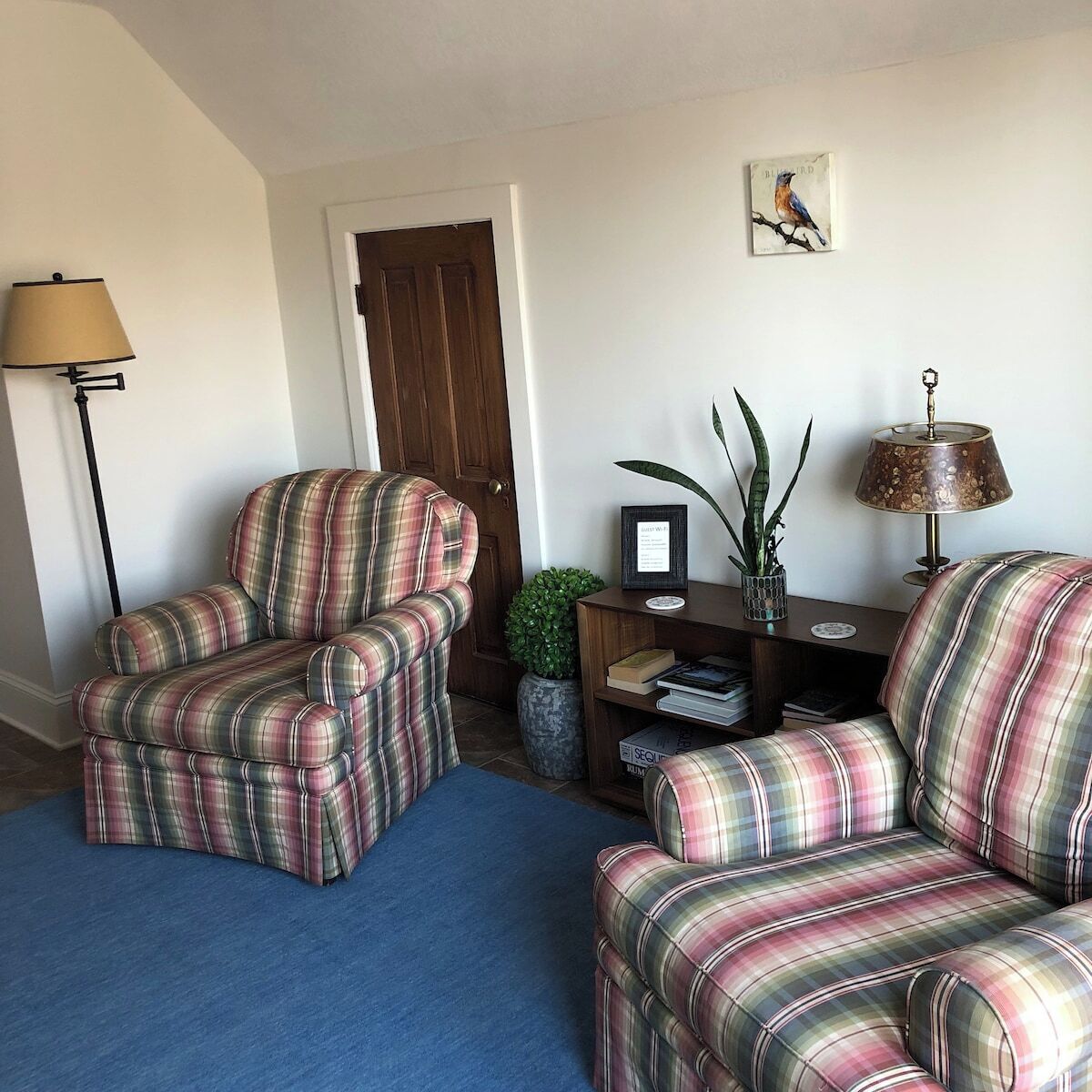 Peaceful tree top 2BR attic apartment walkout deck