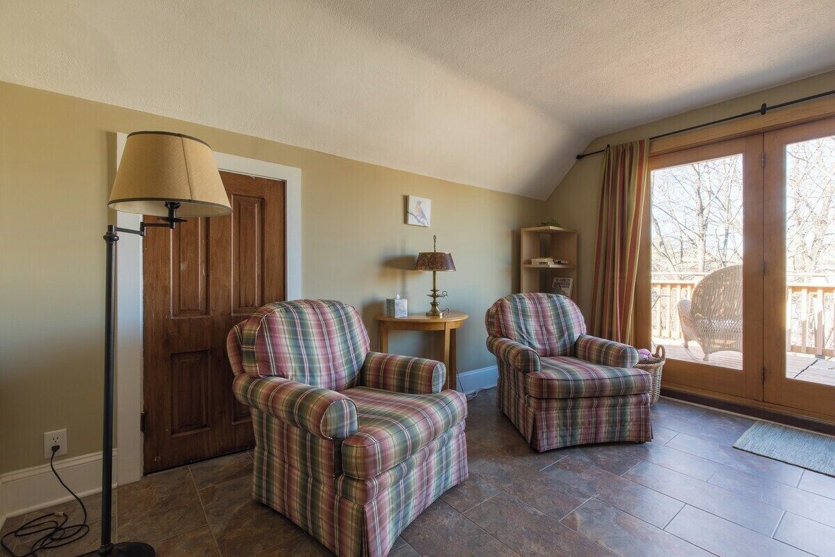 Peaceful tree top 2BR attic apartment walkout deck