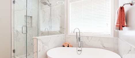 Haartrockner, Bidet, Handtücher, Seife