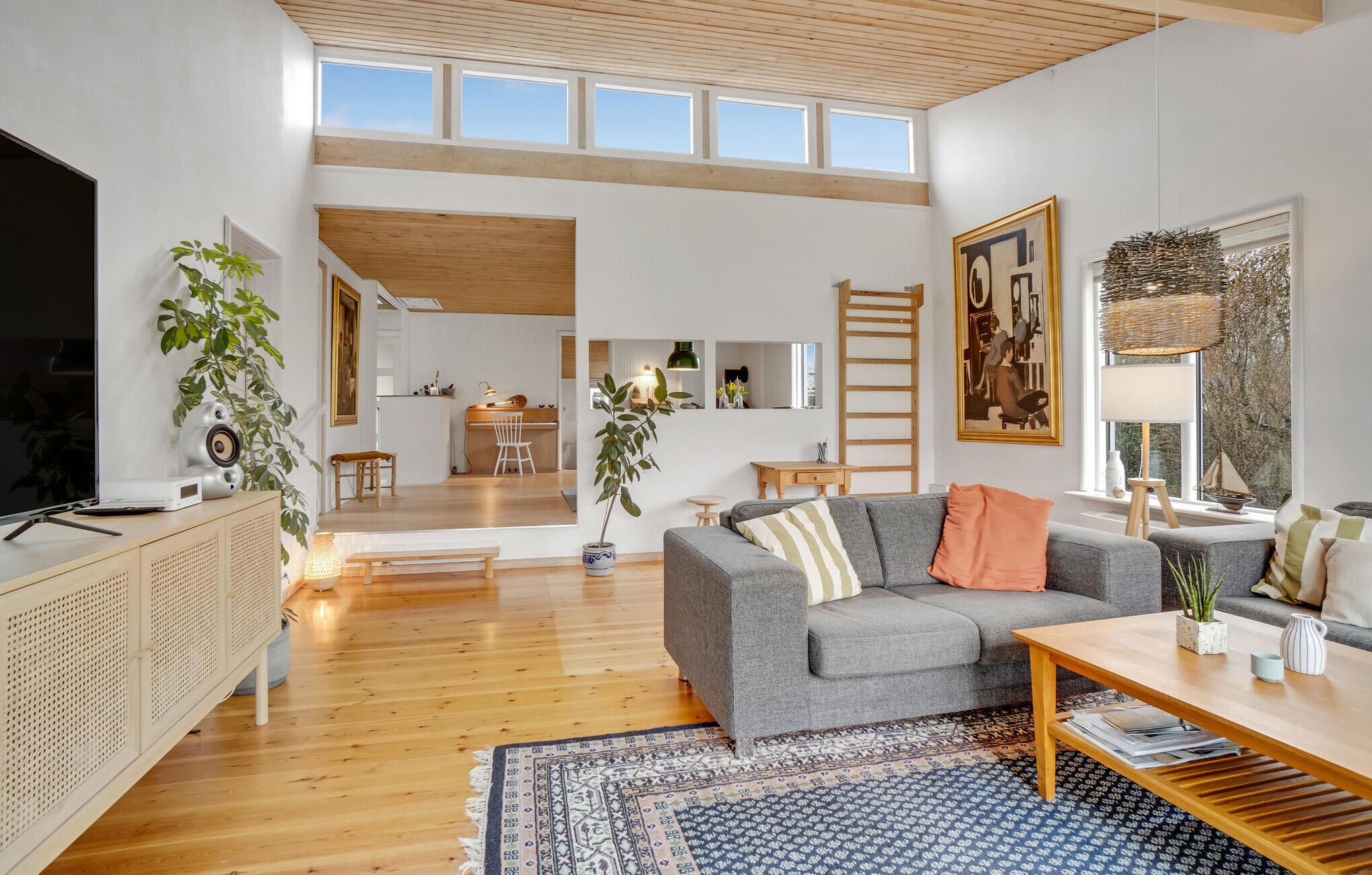 Smart-tv, een open haard, tafelvoetbal en een stereo