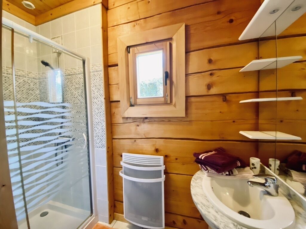 Les Ormes : chalet et piscine en pleine nature à Sarlat même