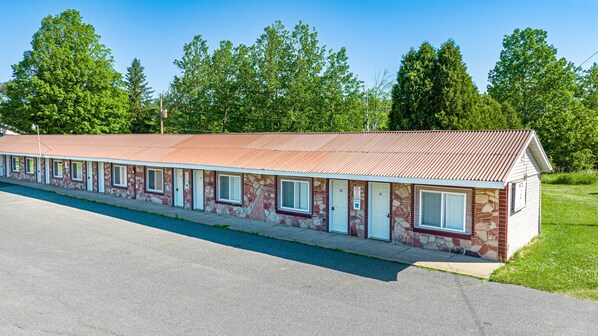 Front of property - Motel 41 (L'Anse)