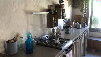 Een koelkast, een oven, een vaatwasser, een koffiezetapparaat/waterkoker