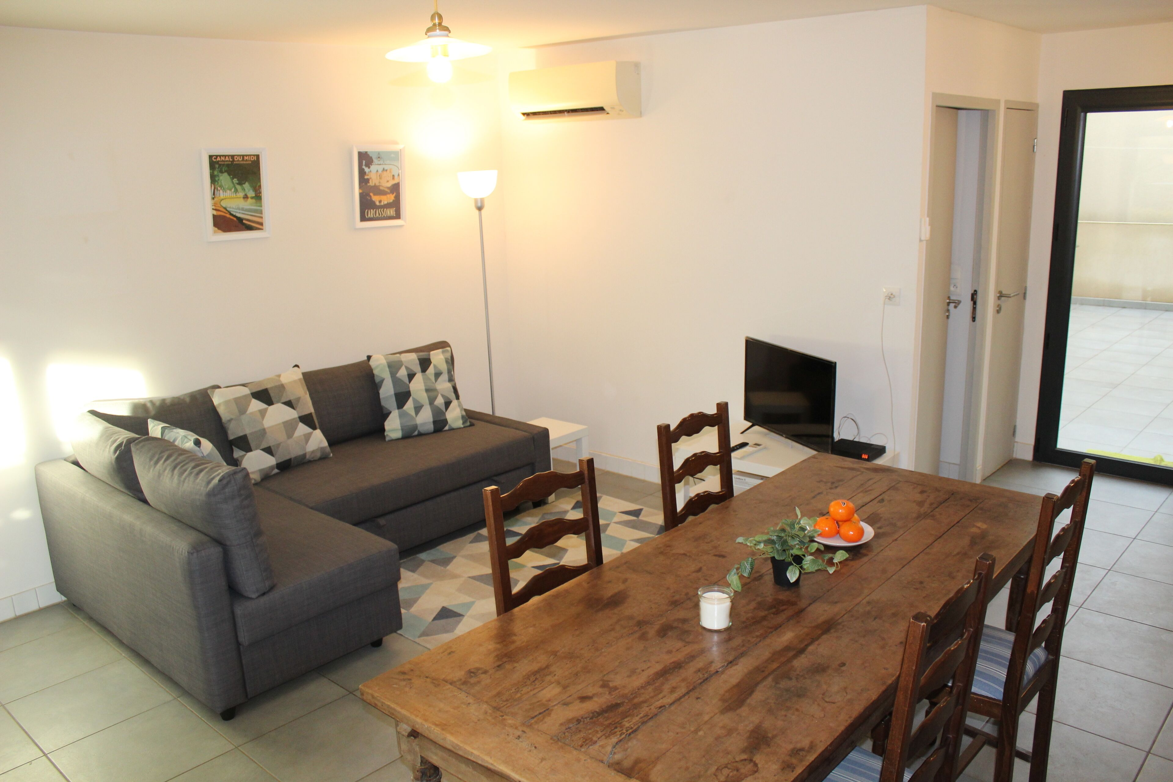 2 bedroom home with pool in great location in lovely market town in wine region.