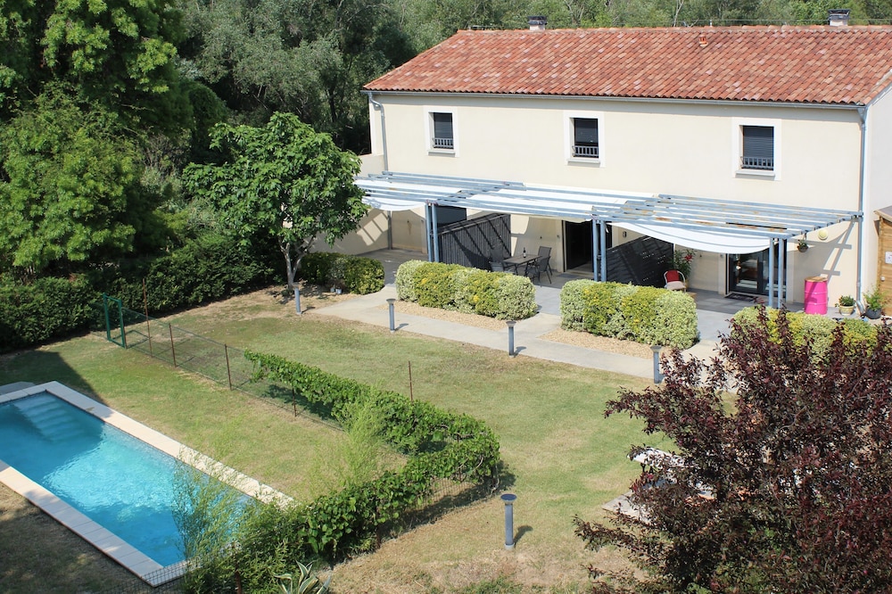 2 bedroom home with pool in great location in lovely market town in wine region.