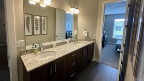 Combined shower/bathtub, jetted bath, hair dryer, towels