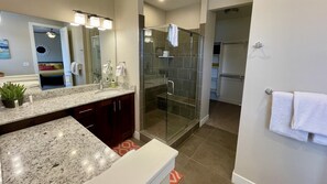 Combined shower/tub, jetted tub, hair dryer, towels
