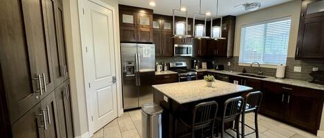 Kylskåp, mikrovågsugn, ugn och spishäll