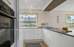 Fridge, stovetop, dishwasher, coffee/tea maker - Nice home in Haderslev with WiFi (Haderslev)