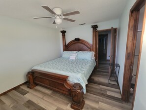 4 bedrooms, iron/ironing board, WiFi, bed sheets - Cozy 4BR House - Near 3 Beaches and Destin! (Mary Esther)