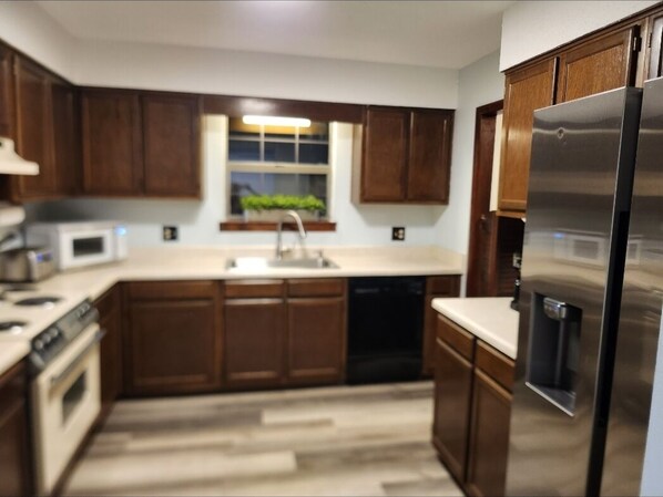 Fridge, microwave, oven, stovetop - Cozy 4BR House - Near 3 Beaches and Destin! (Mary Esther)