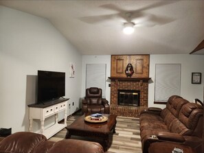 Smart TV, fireplace - Cozy 4BR House - Near 3 Beaches and Destin! (Mary Esther)