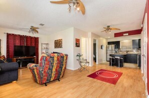 Smart TV, books - Wait 'N Sea - STR25-000243: Unwind with the family at this peaceful getaway (Jamaica Beach)