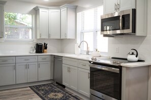 Jääkaappi, mikroaaltouuni, uuni, liesi