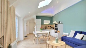 Un apartamento moderno con comedor, cocina y sala de estar.