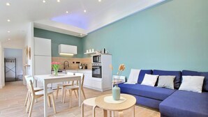 Un apartamento moderno con comedor, cocina y sala de estar.