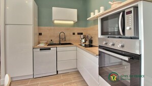 Una cocina moderna con lavavajillas, fregadero, microondas y horno.