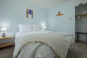 2 bedrooms, travel crib, free WiFi, bed sheets - Forest Edge-Chesterman,OD Shower,Firepit,Bike Path (Tofino)