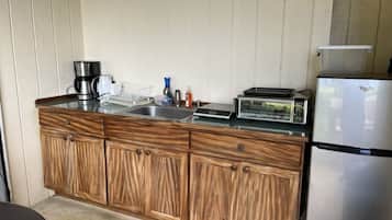 Refrigerador, microondas, parrilla de estufa y cafetera y tetera