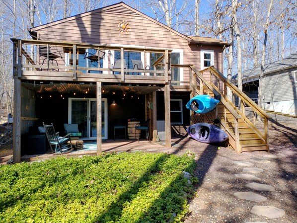 Exterior - Life on the Lake. Enjoy the peace and kayaks. (Locust Grove)