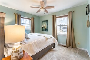 3 bedrooms, desk, iron/ironing board, free WiFi - Life on the Lake. Enjoy the peace and kayaks. (Locust Grove)