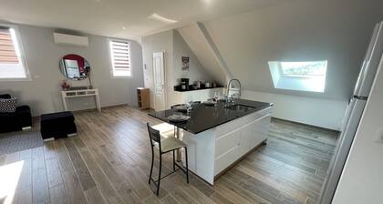 New, air-conditioned house on 1st floor with private pool, quiet location