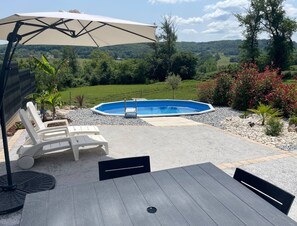 Outdoor dining - New, air-conditioned house on 1st floor with private pool, quiet location (La Feuillade)
