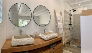 تجهيزات دش، مجففات شعر، مناشف، صابون