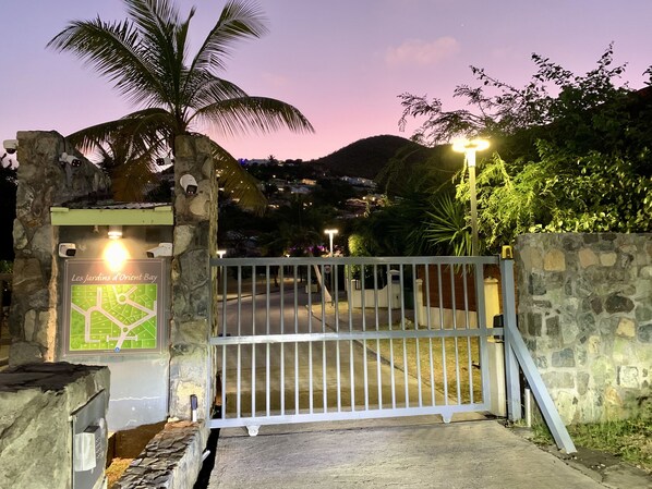 المنطقة المحيطة بالمنشأة